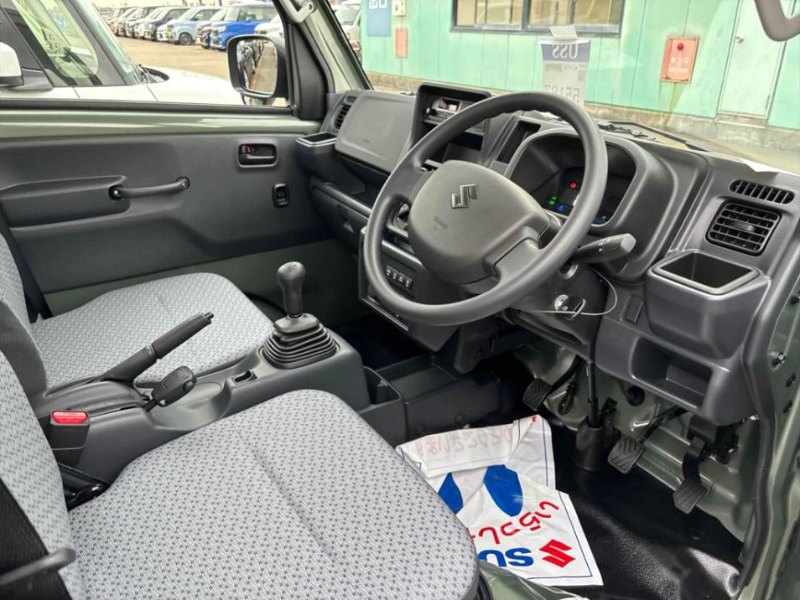 Cab interior with 5-speed manual gearbox
