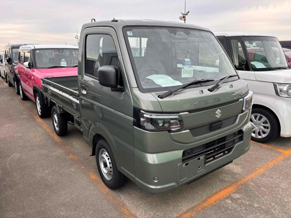 Green 2026 Suzuki Carry farm-spec 4x4 mini truck